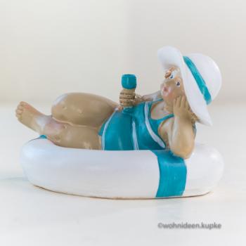 50er Jahre Mini Badefigur mollige Emma mit Sektglas in Schwimmring liegend (Größe 11 cm)